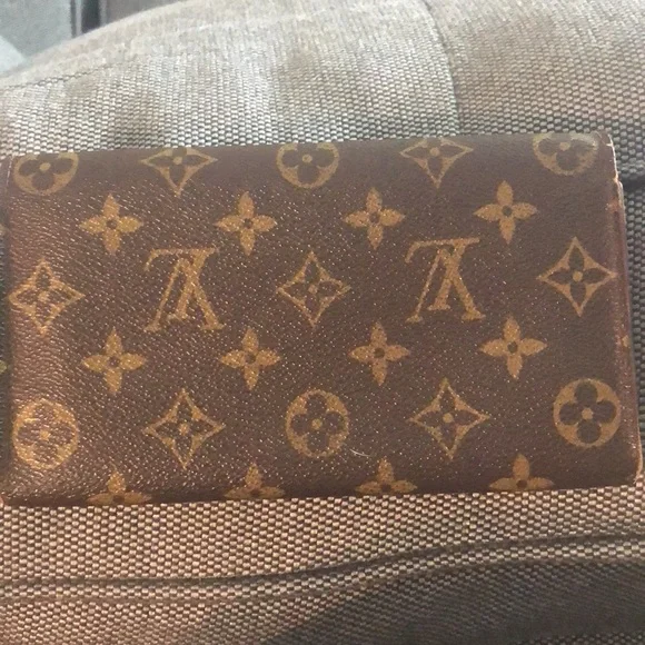 Authentic Louis Vuitton monogram wallet 7.25inLx4inW